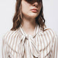 Camicia a righe con fiocco al collo