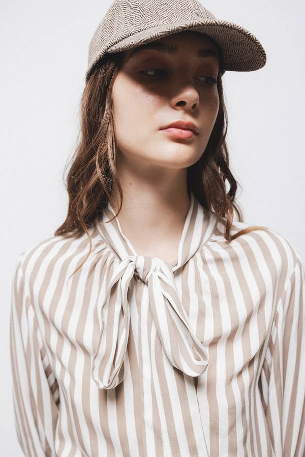 Camicia a righe con fiocco al collo