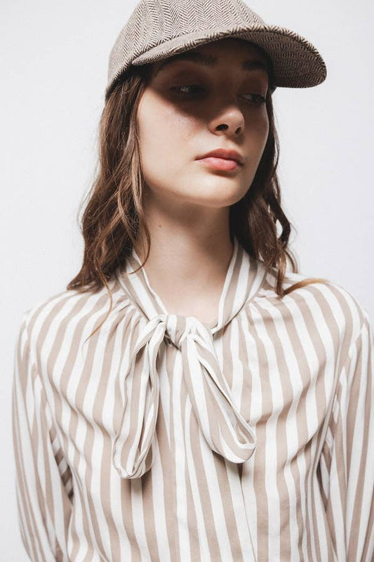 Camicia a righe con fiocco al collo