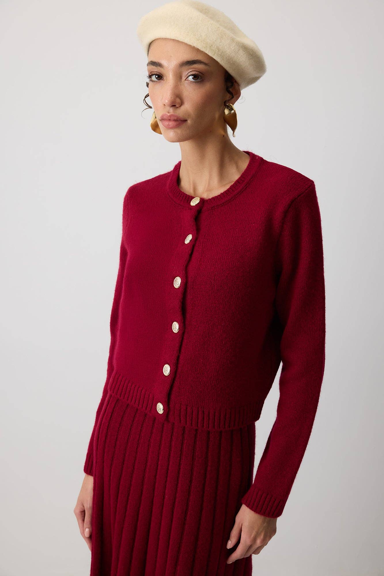 Completo in maglia con cardigan e gonna plissé