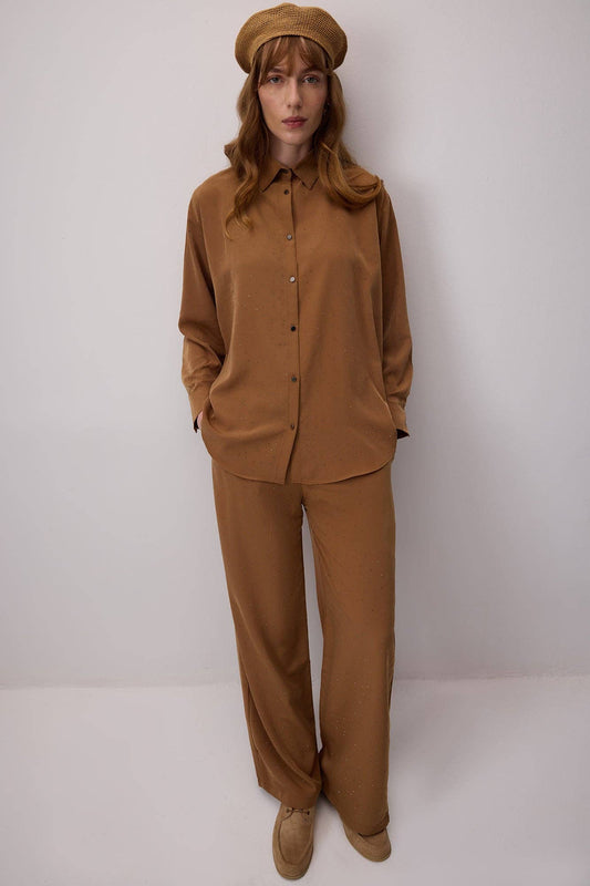 Completo Cupra camicia e pantaloni con micro strass cammello