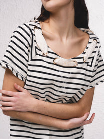 Vestito corto a righe stile t-shirt con schiena scoperta
