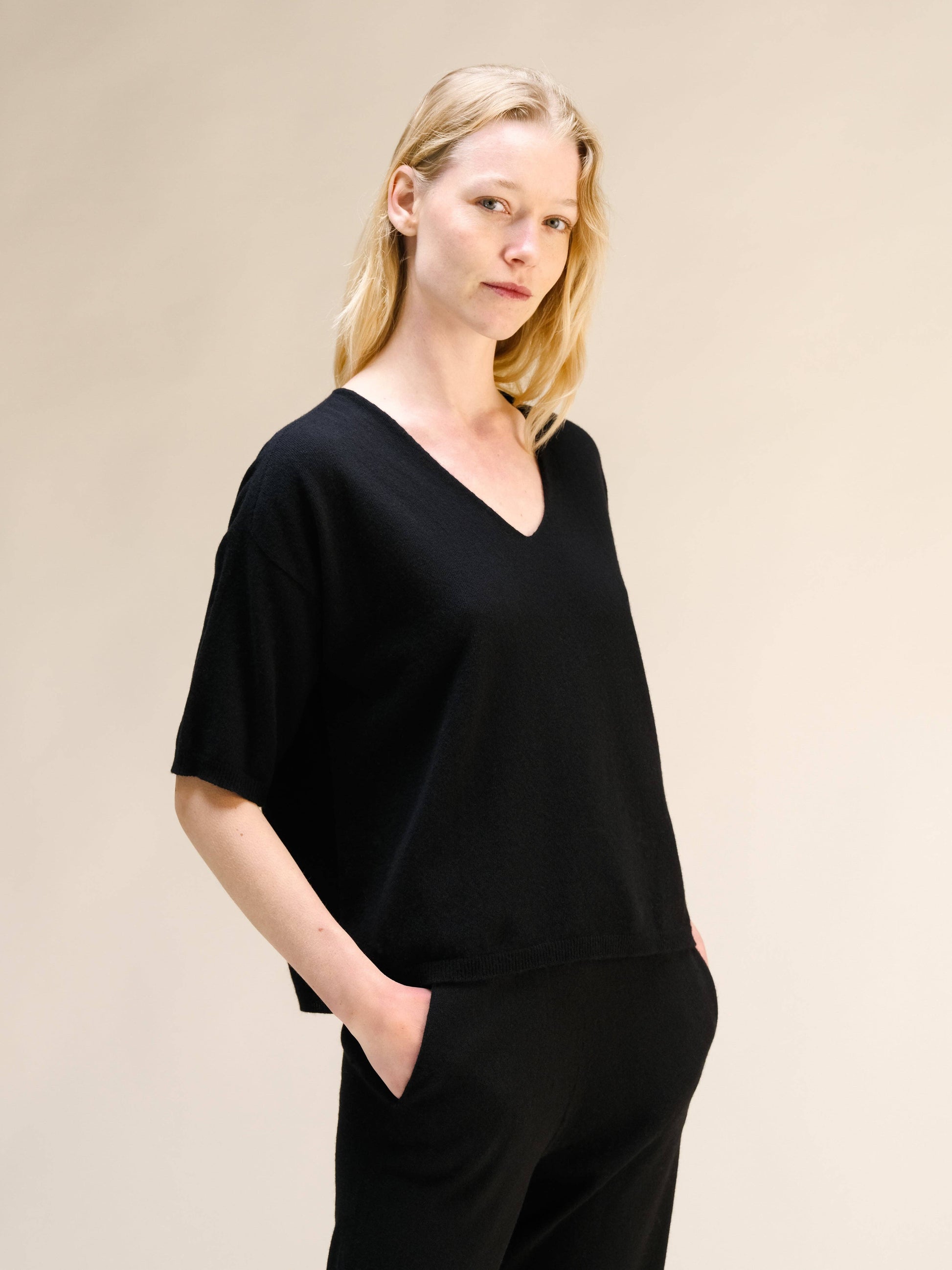 T-shirt in misto cashmere a scollo V seamless 3D-knit