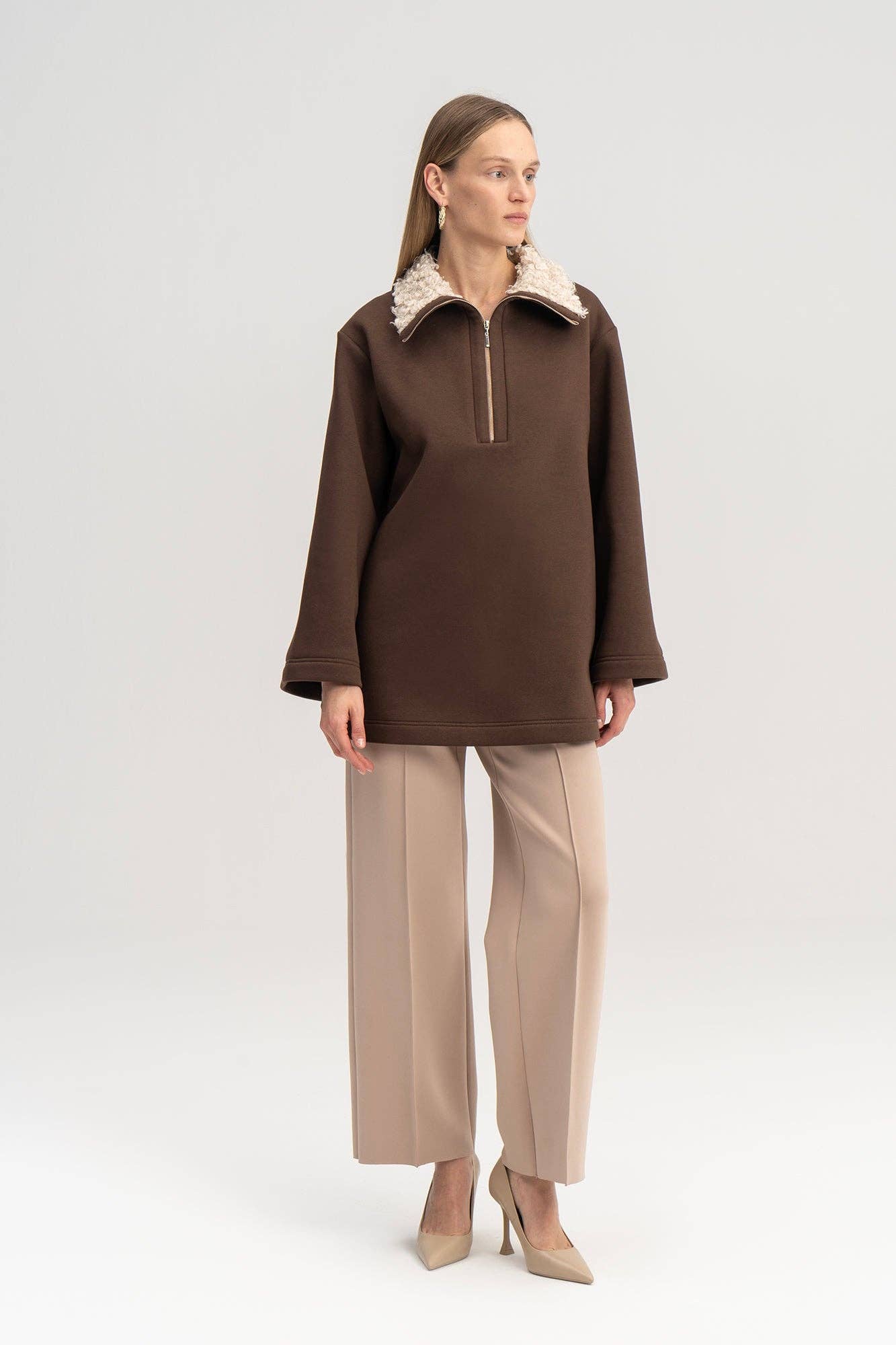 Felpa lunga con collo in eco-pelliccia e zip