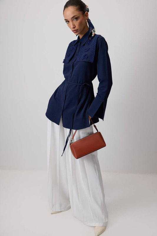 Camicia in lino blu navy con pizzo floreale e cintura