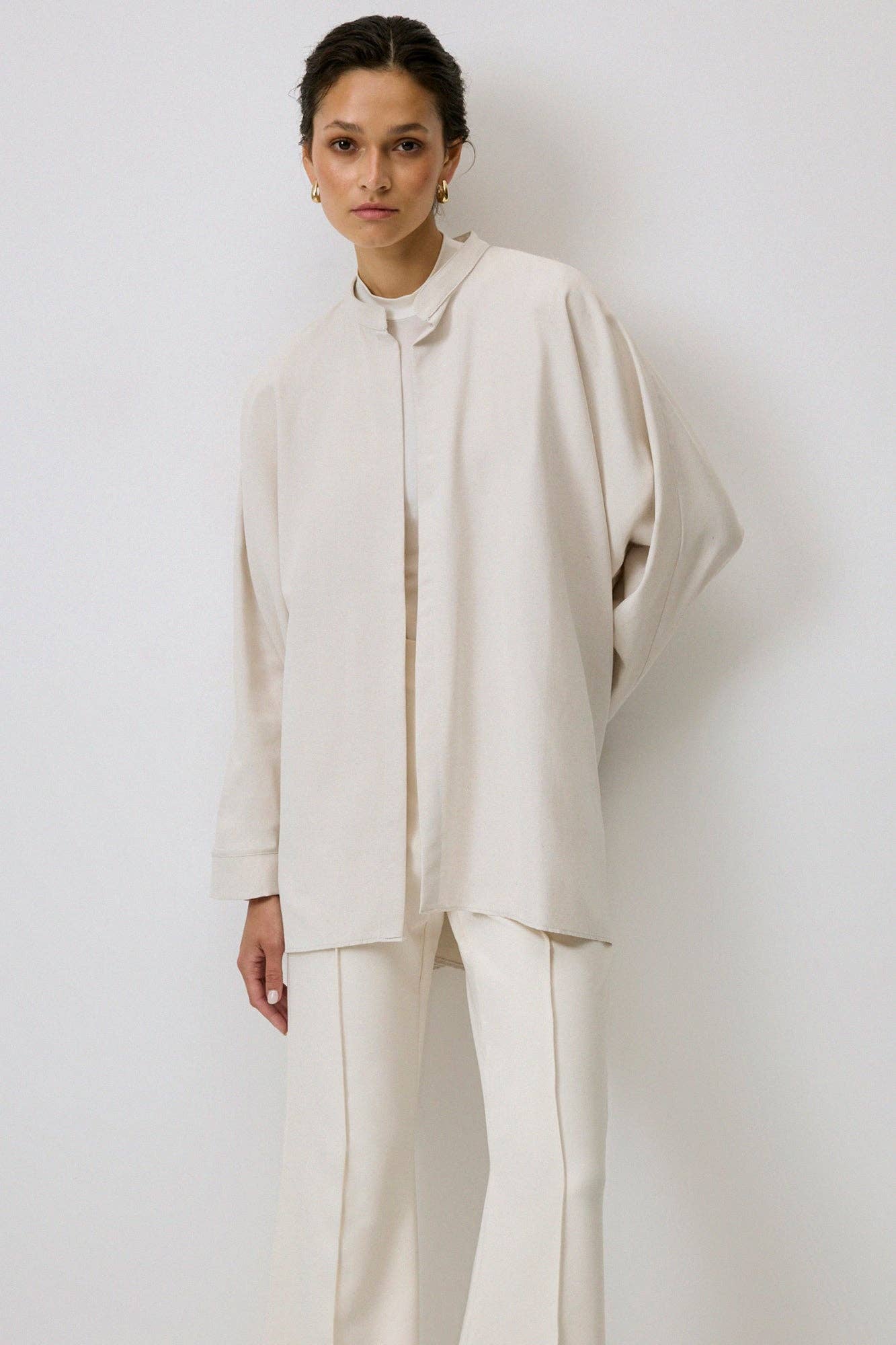 Kimono in tessuto di lino con dettagli in placca