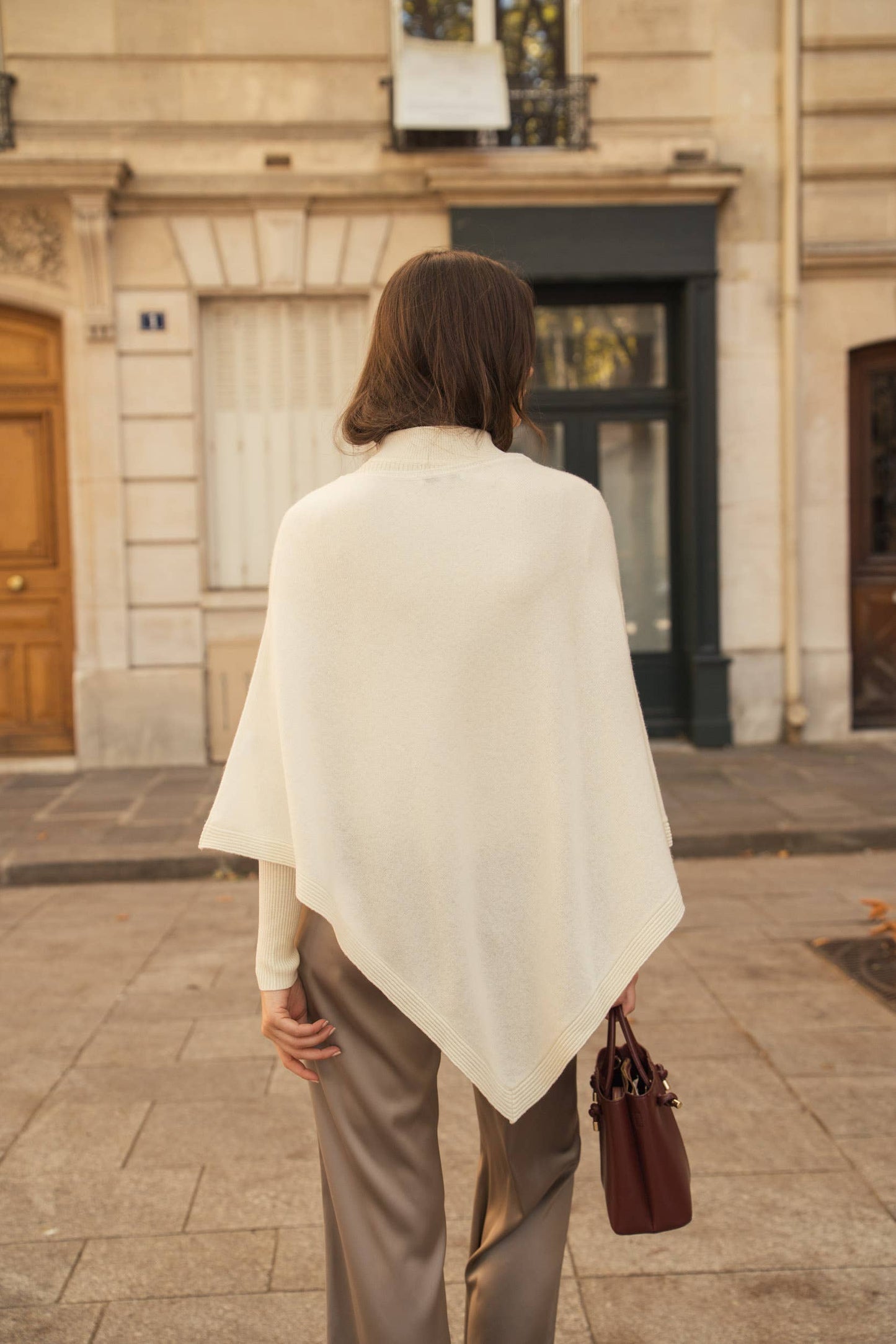 Poncho a coste con scollo a V