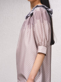 Blusa lunga a pois con scollo a barca e volant