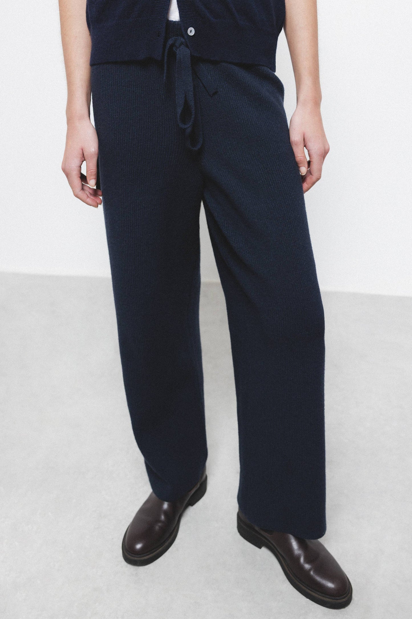 Pantaloni palazzo in maglia con vita elasticizzata