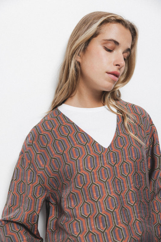 Blusa geometrica con scollo a V