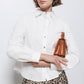 Camicia bianca essenziale con dettaglio sul retro