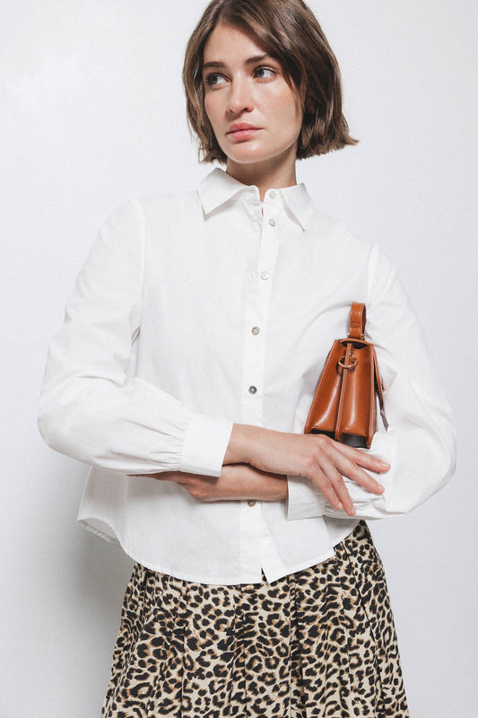 Camicia bianca essenziale con dettaglio sul retro