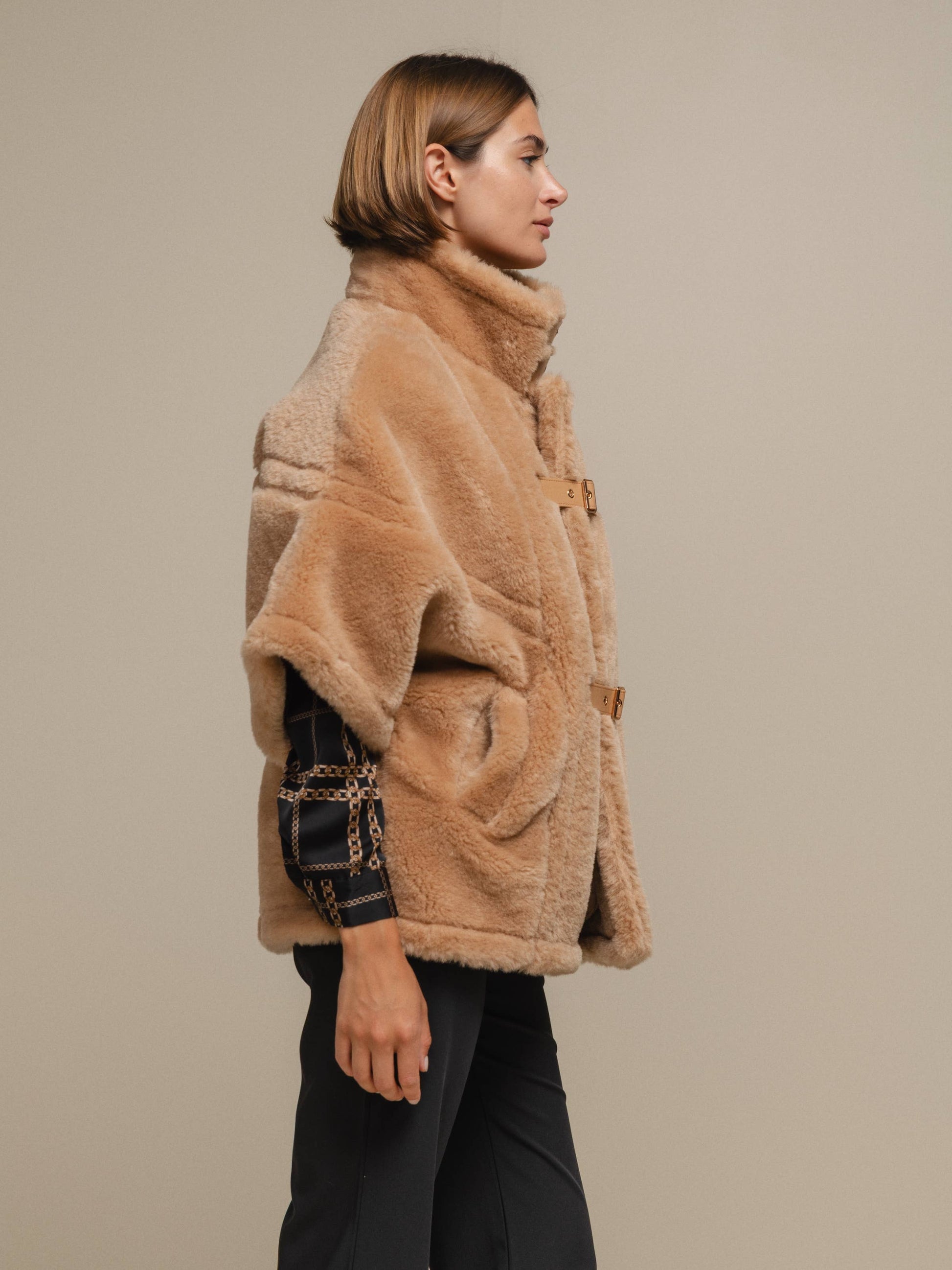 Cappotto teddy corto con collo alto e fibbie