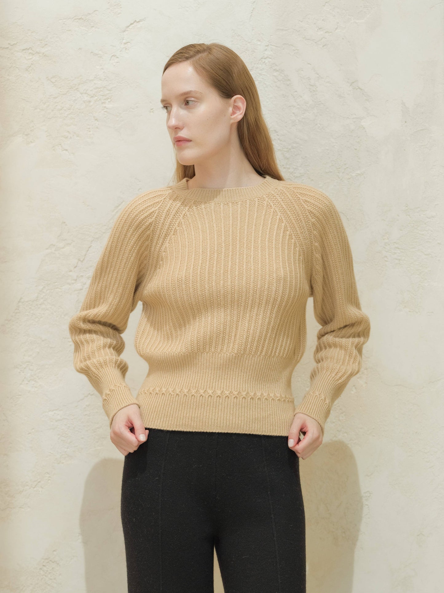 Maglione corto girocollo in misto cashmere con maniche raglan