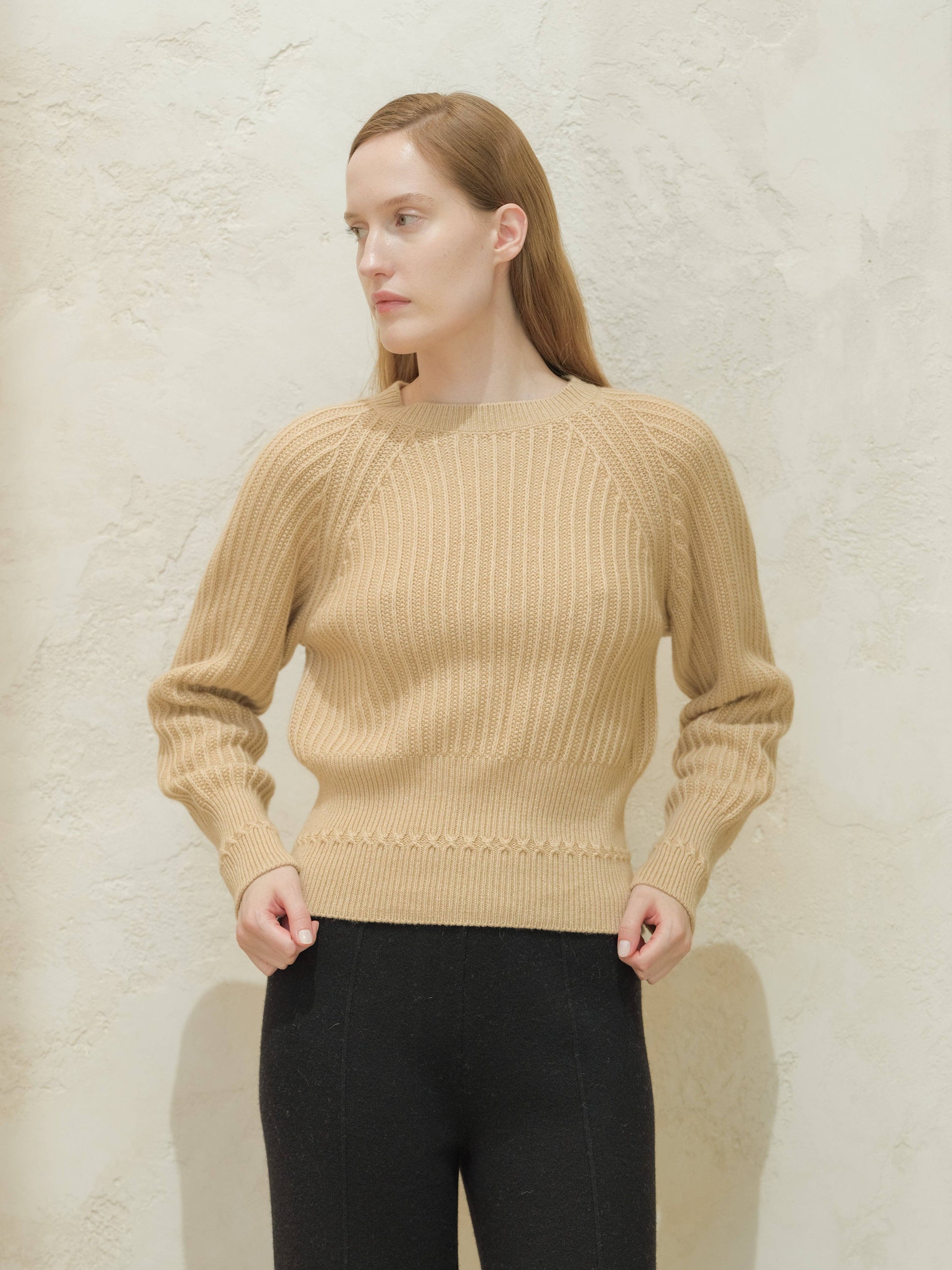 Maglione corto girocollo in misto cashmere con maniche raglan