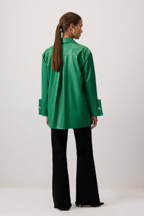Camicia in ecopelle con polsini ampi