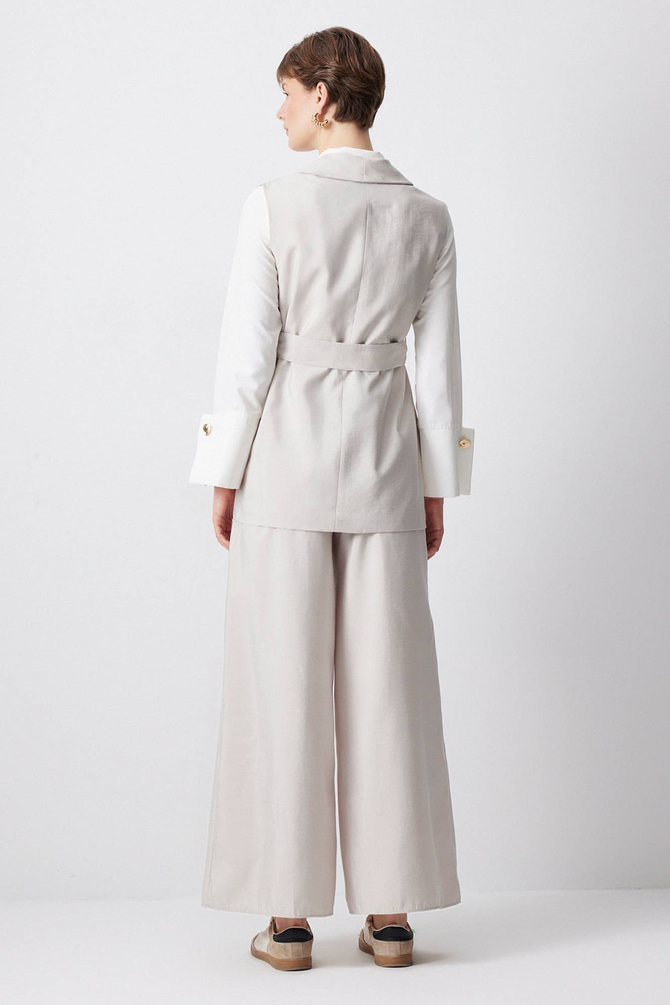 Completo smanicato con gilet cintura e pantaloni palazzo