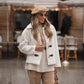 Cappotto corto teddy con chiusure a gancio