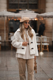 Cappotto corto teddy con chiusure a gancio