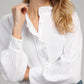 Camicia bianca con rouches e collo alto