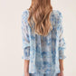 Blusa morbida con elastico e stampa azzurra