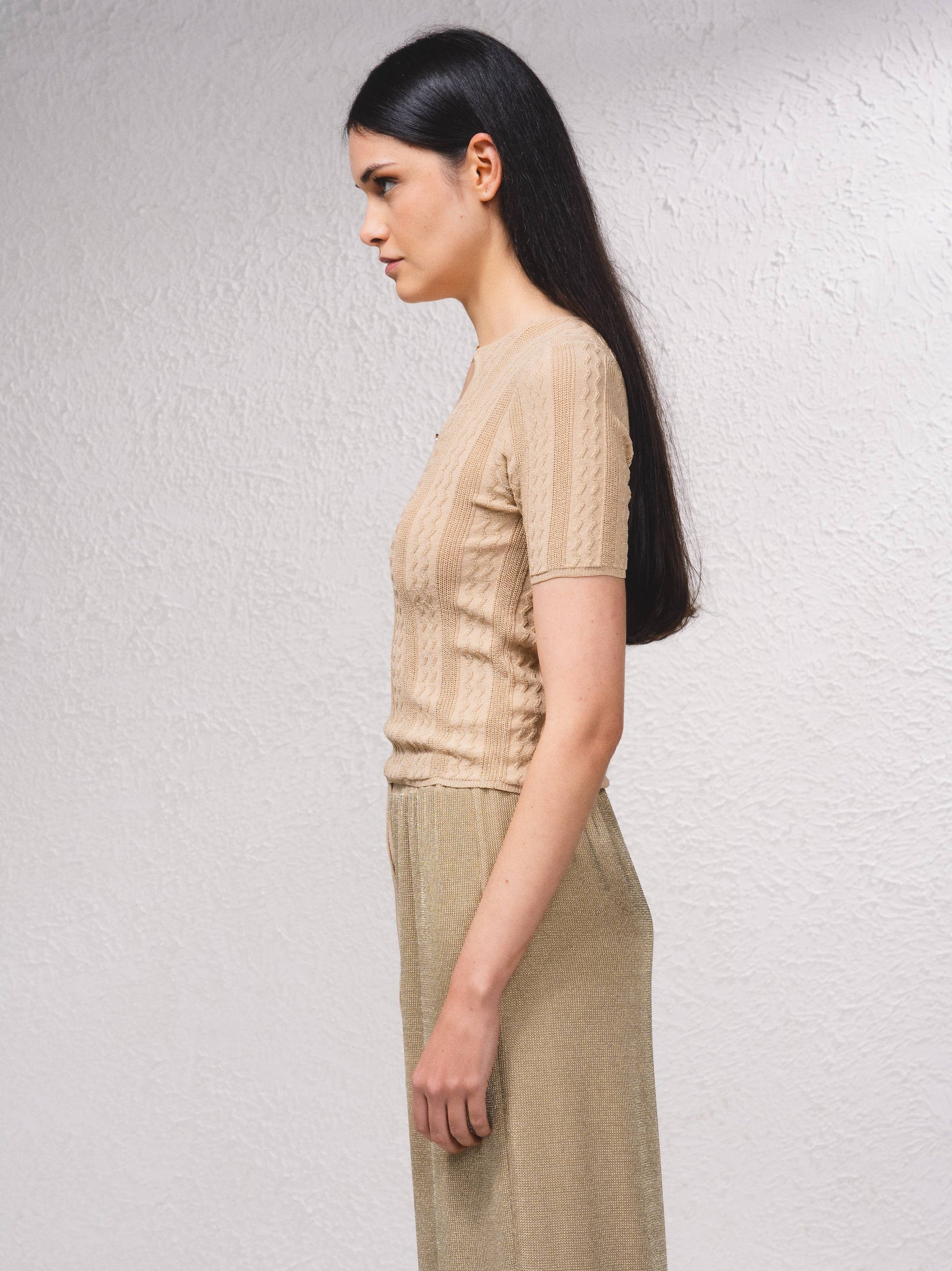 Top in maglia lurex con cut-out frontale
