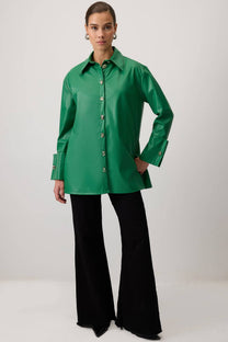 Camicia in ecopelle con polsini ampi