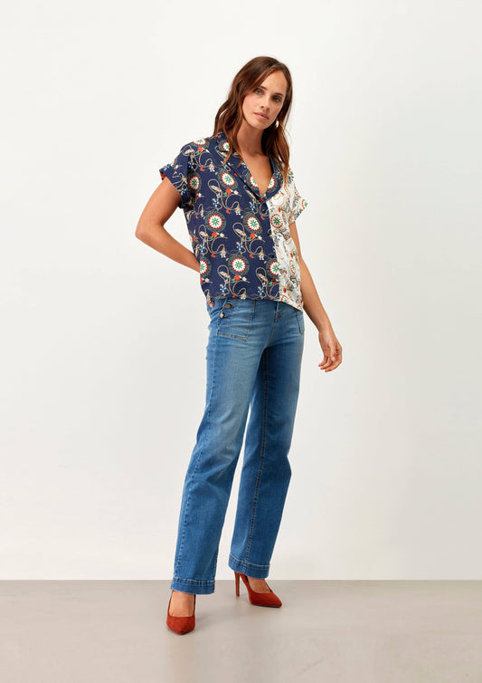 Blusa stampata bicolor con scollo a V