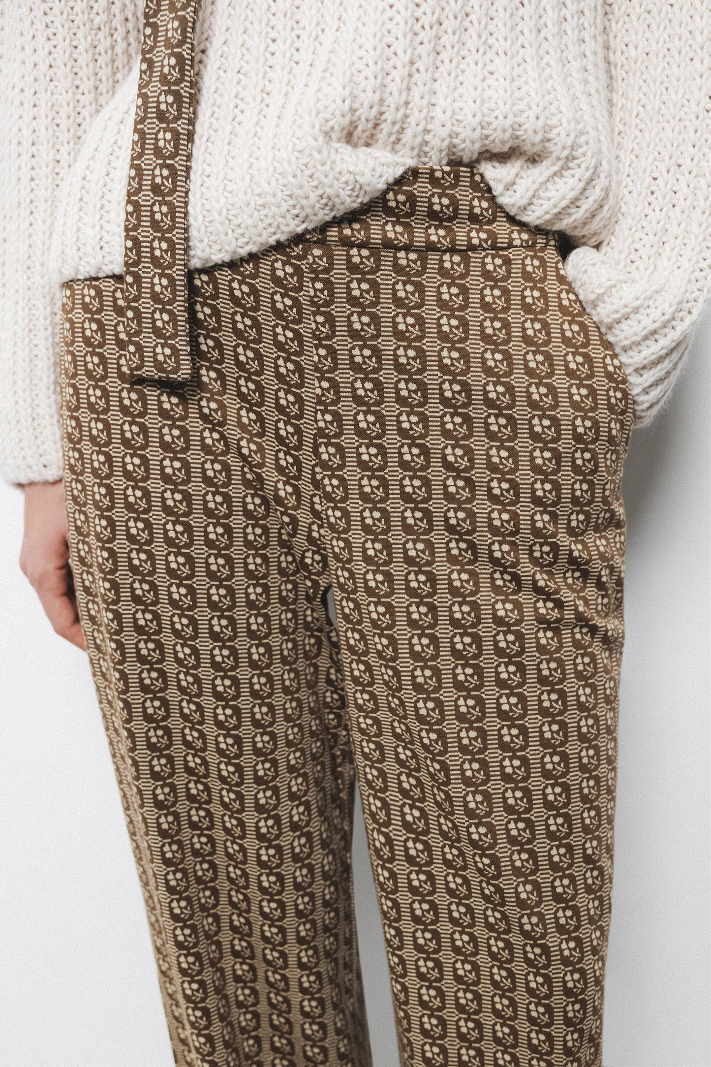 Pantaloni a sigaretta con motivo geometrico