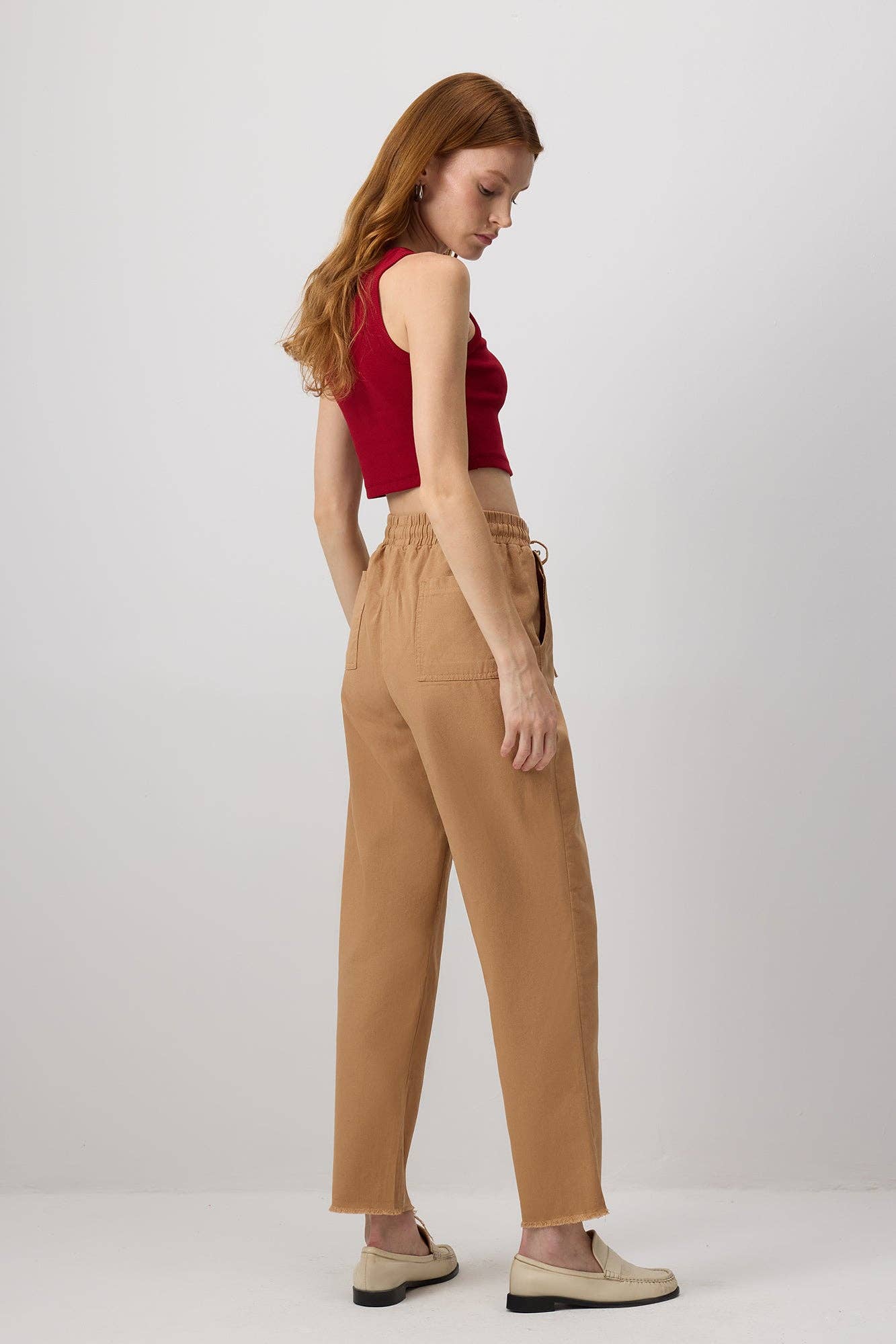 Pantaloni jogger a vita alta in gabardina con coulisse
