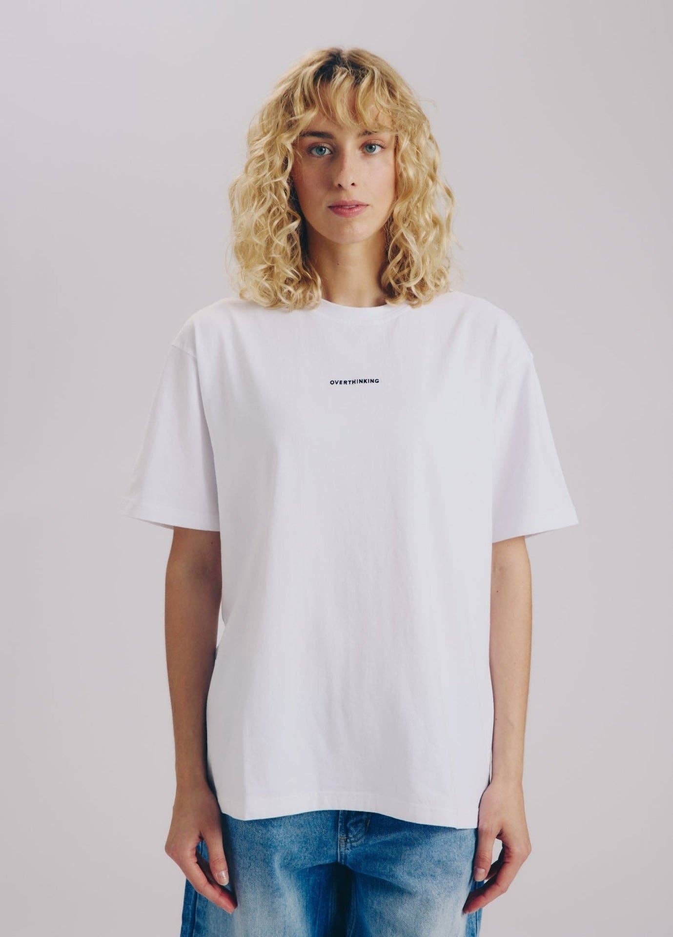 T-shirt oversize con scritta Overthinking