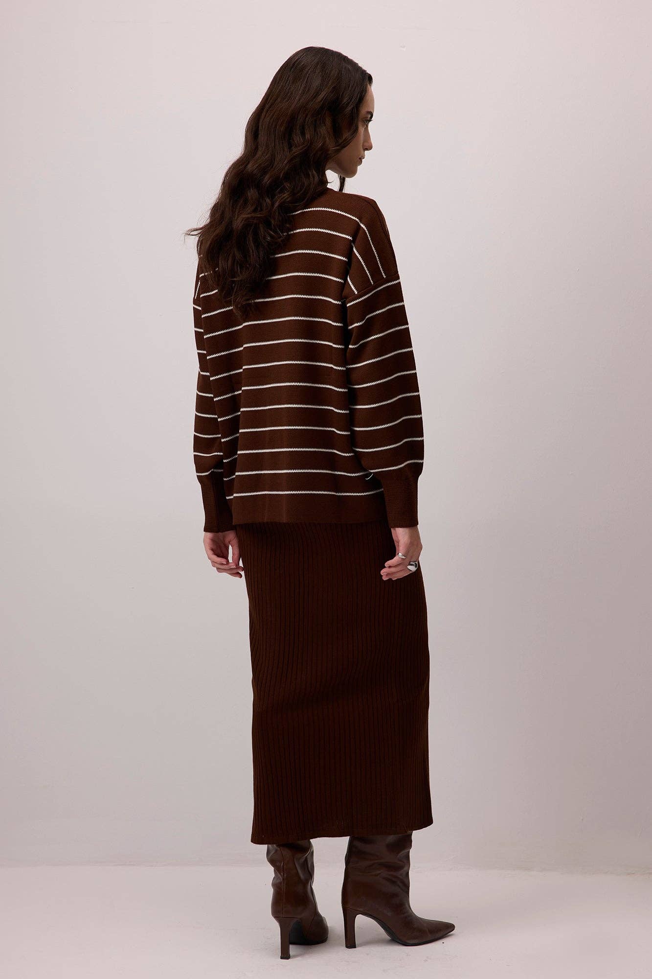 Set in maglia: maglione a righe e abito midi a coste