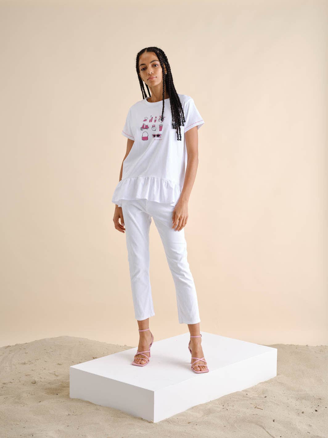T-shirt bianca con stampa e balza
