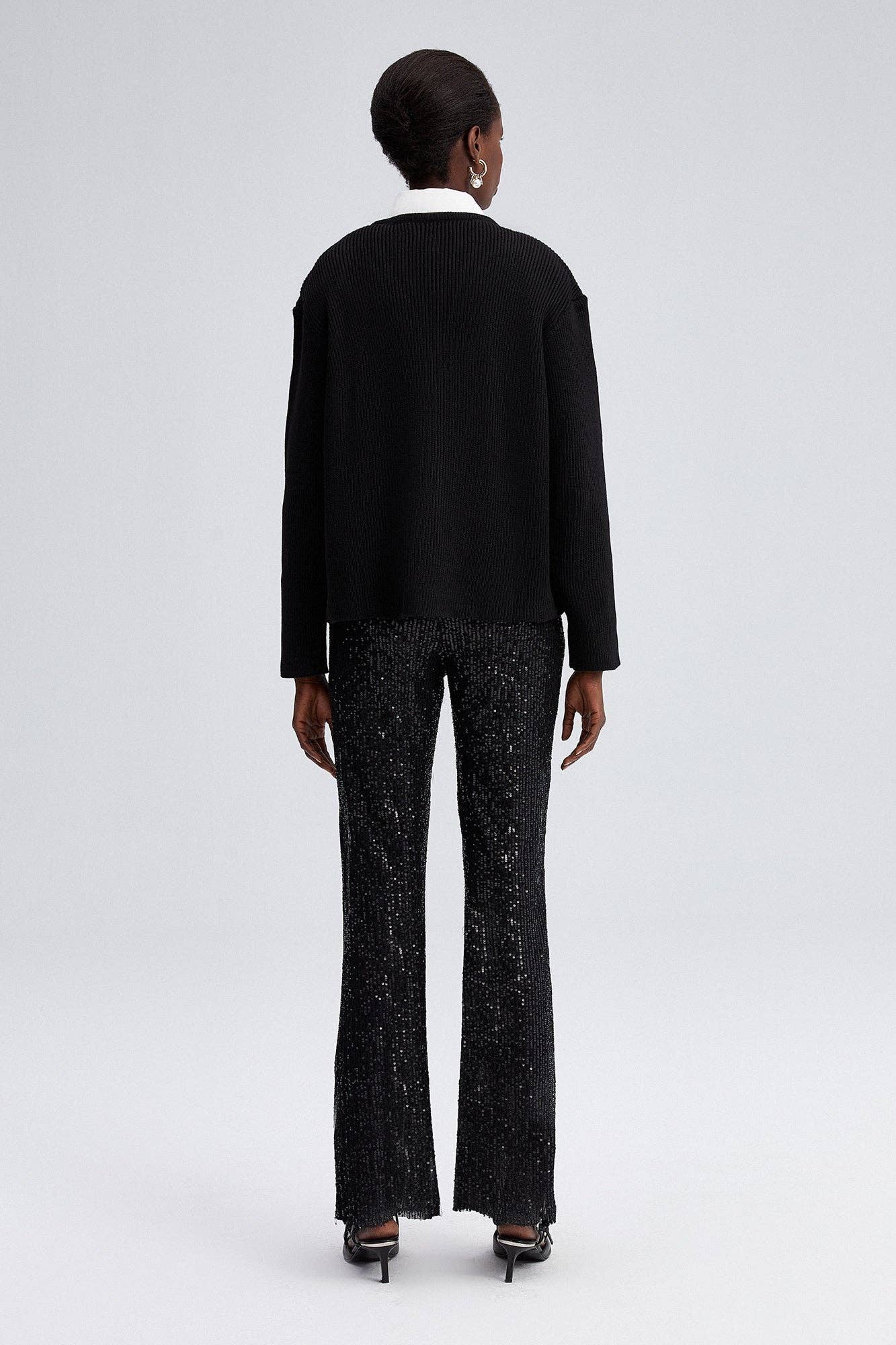 Cardigan nero in maglia con bottoni dorati