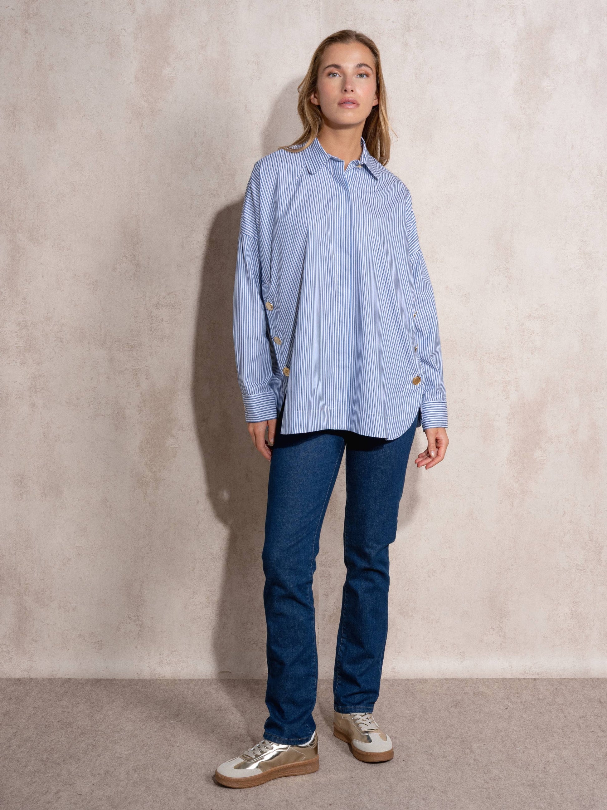 Blusa camicia oversize in cotone con bottoni dorati