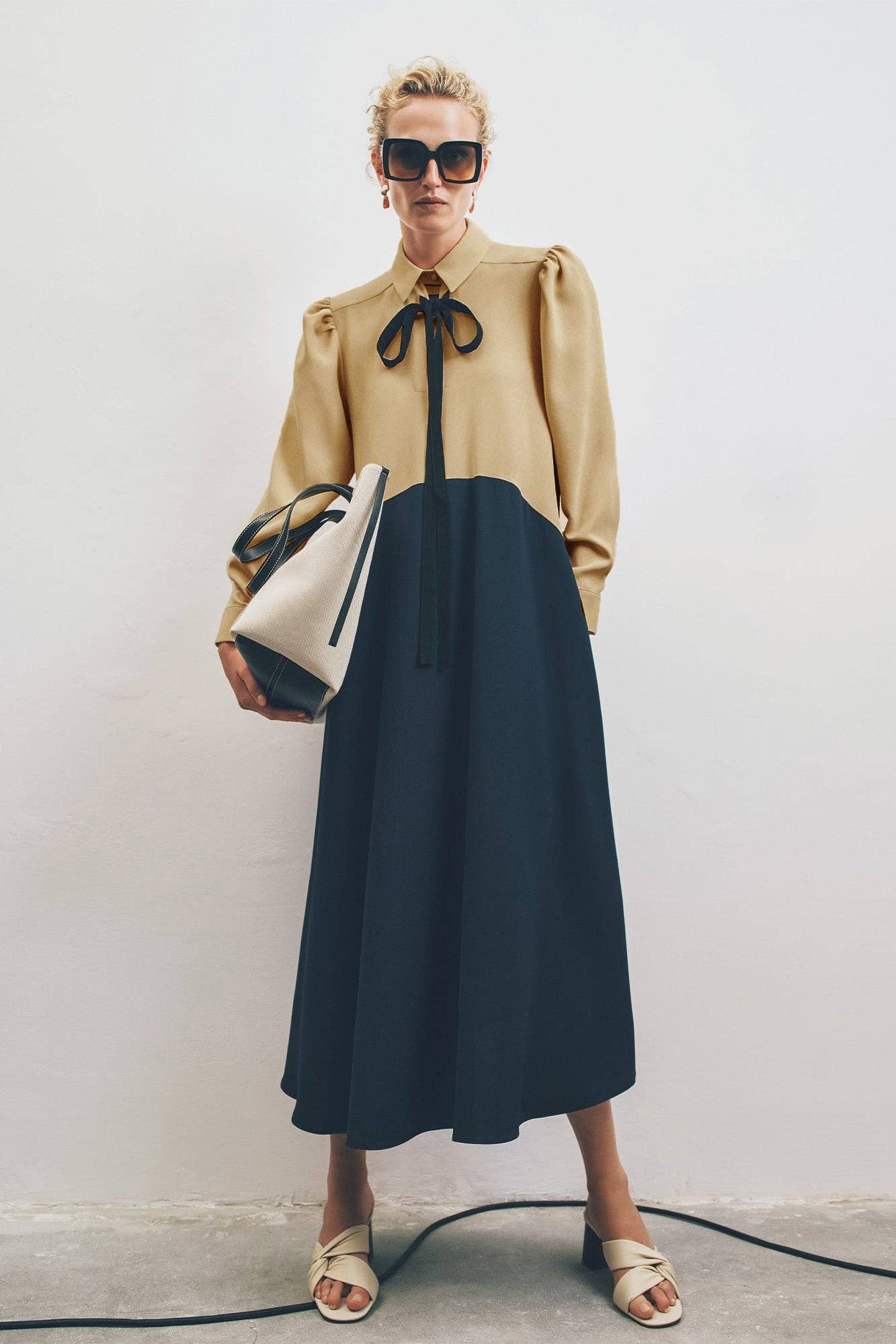 Abito in crêpe color block con fiocco