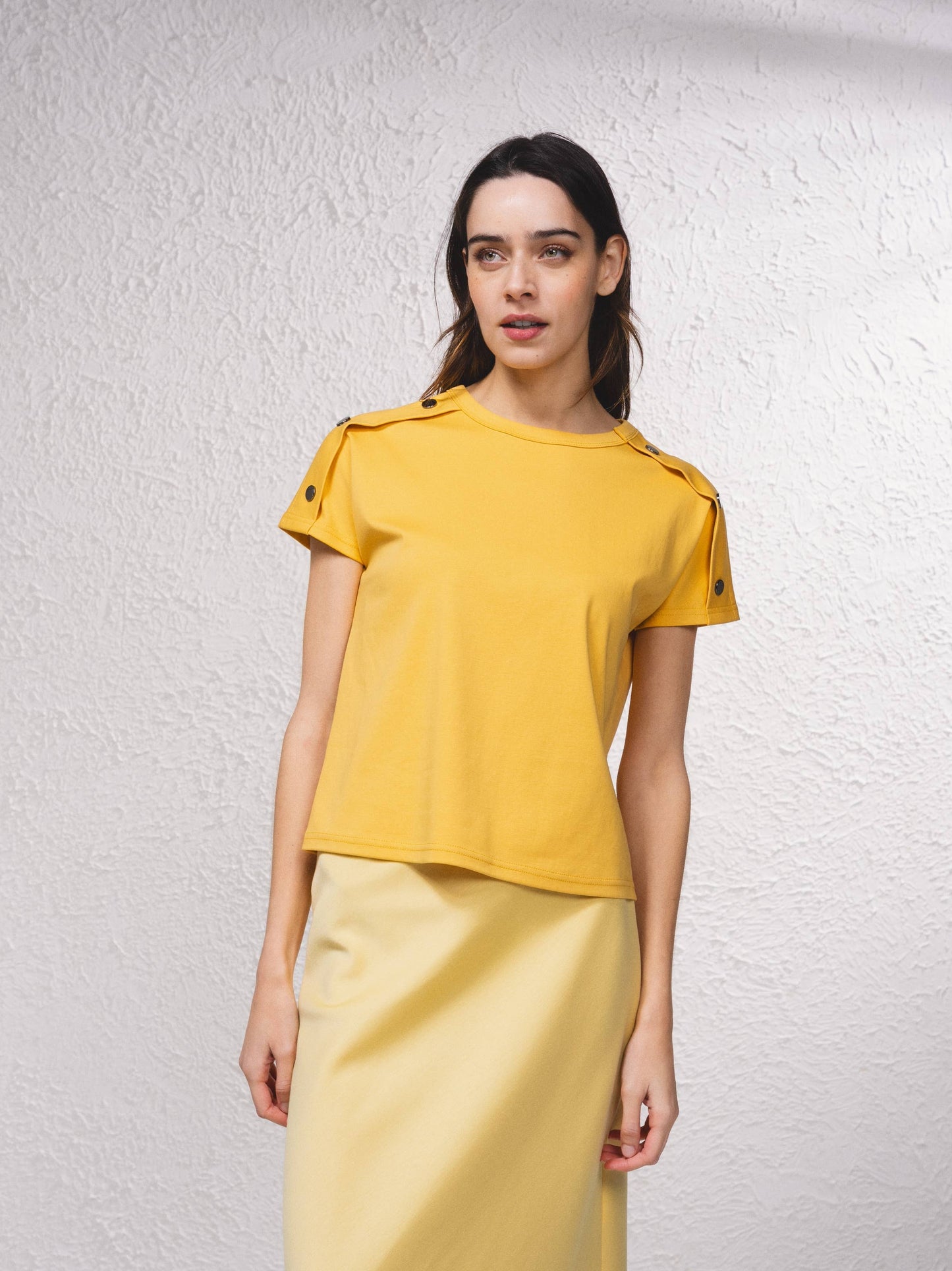 T-shirt in cotone con bottoni decorativi sulle maniche
