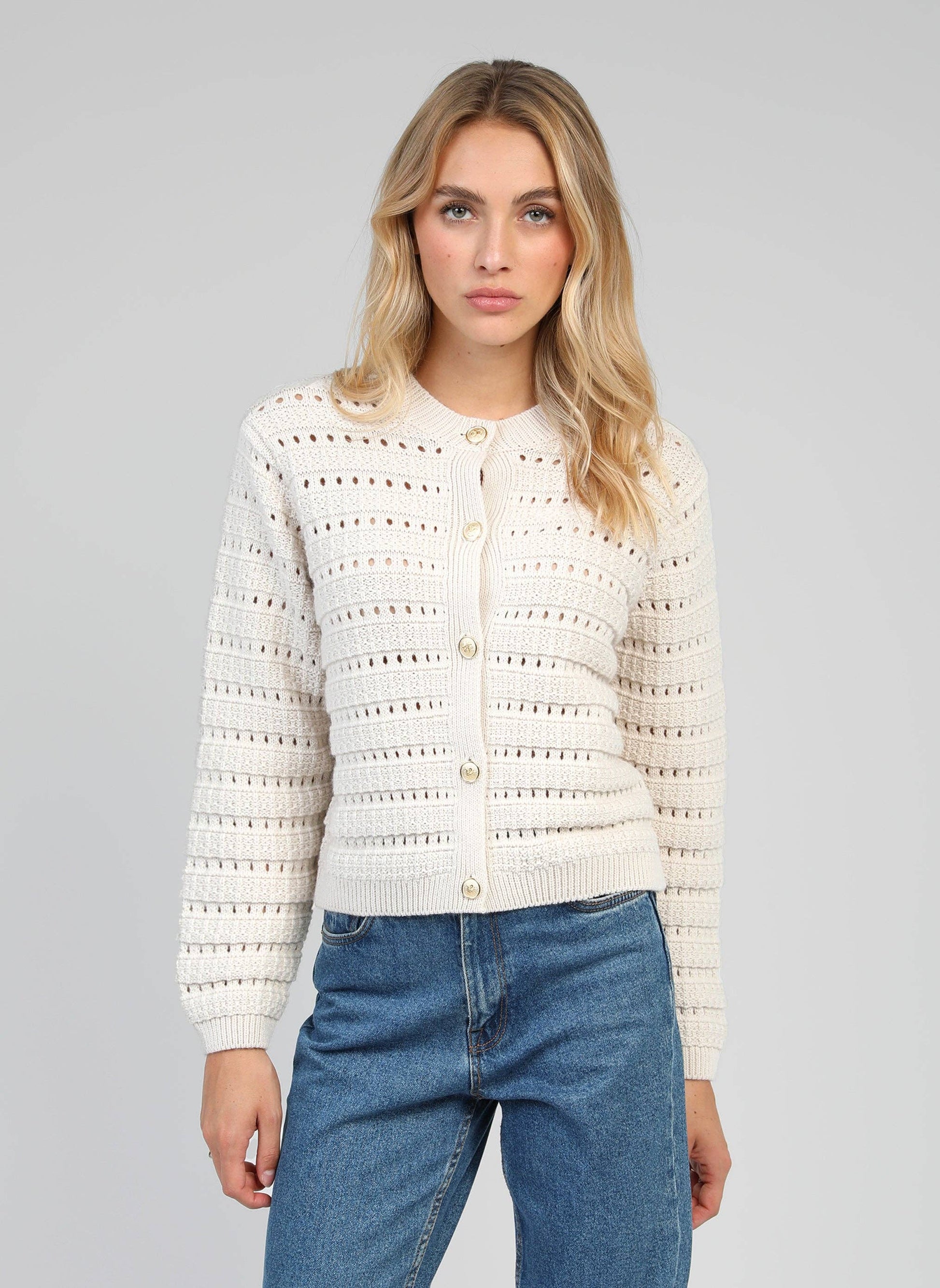 Cardigan in maglia traforata écru con bottoni dorati