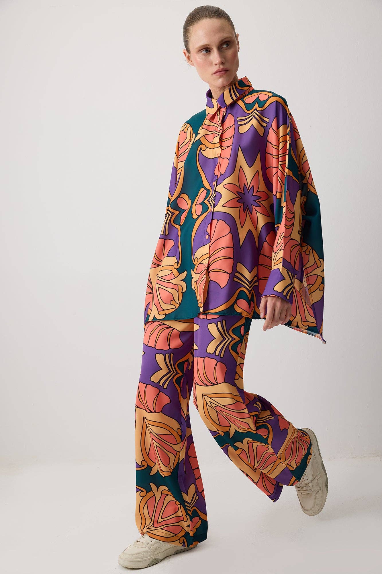 Completo camicia e pantaloni a fantasia multicolor