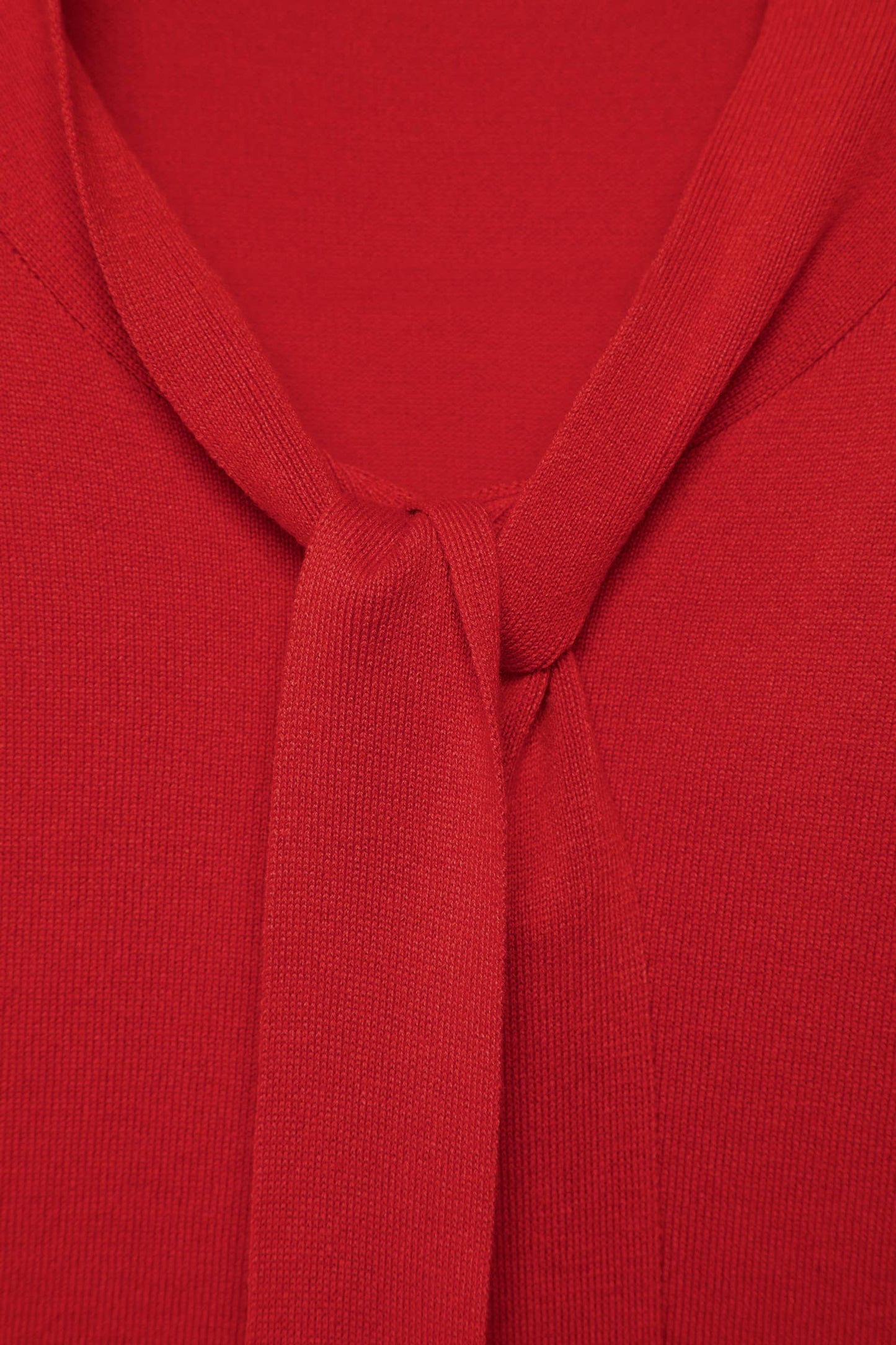 Maglione in maglia rasata con scollo a V e fiocco