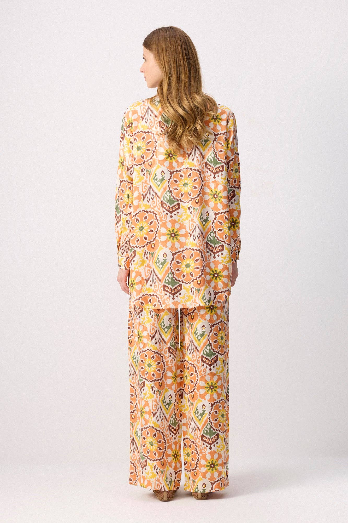 Completo boho con camicia stampata e pantaloni palazzo