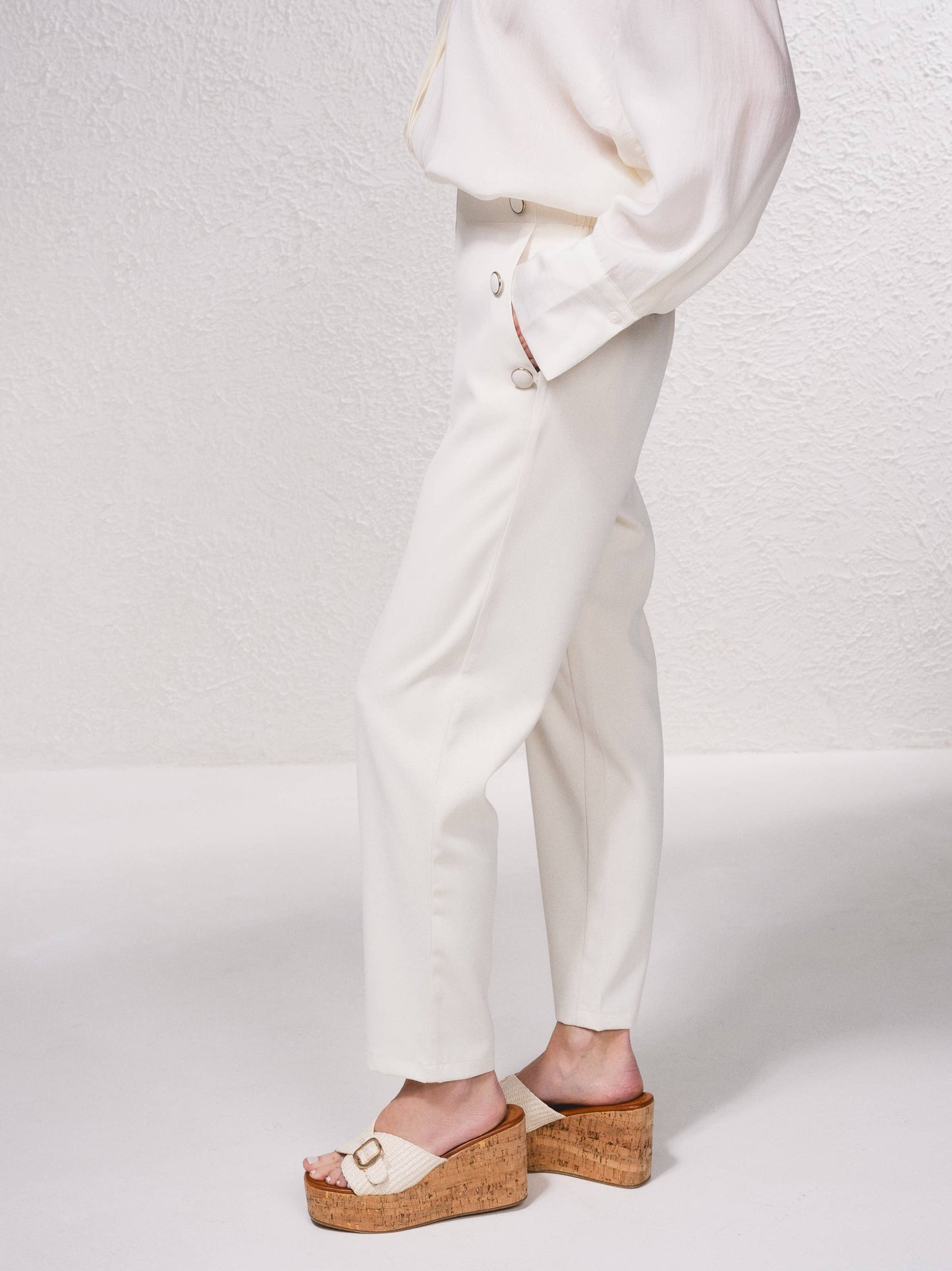 Pantaloni dritti con bottoni decorativi e vita elasticizzata