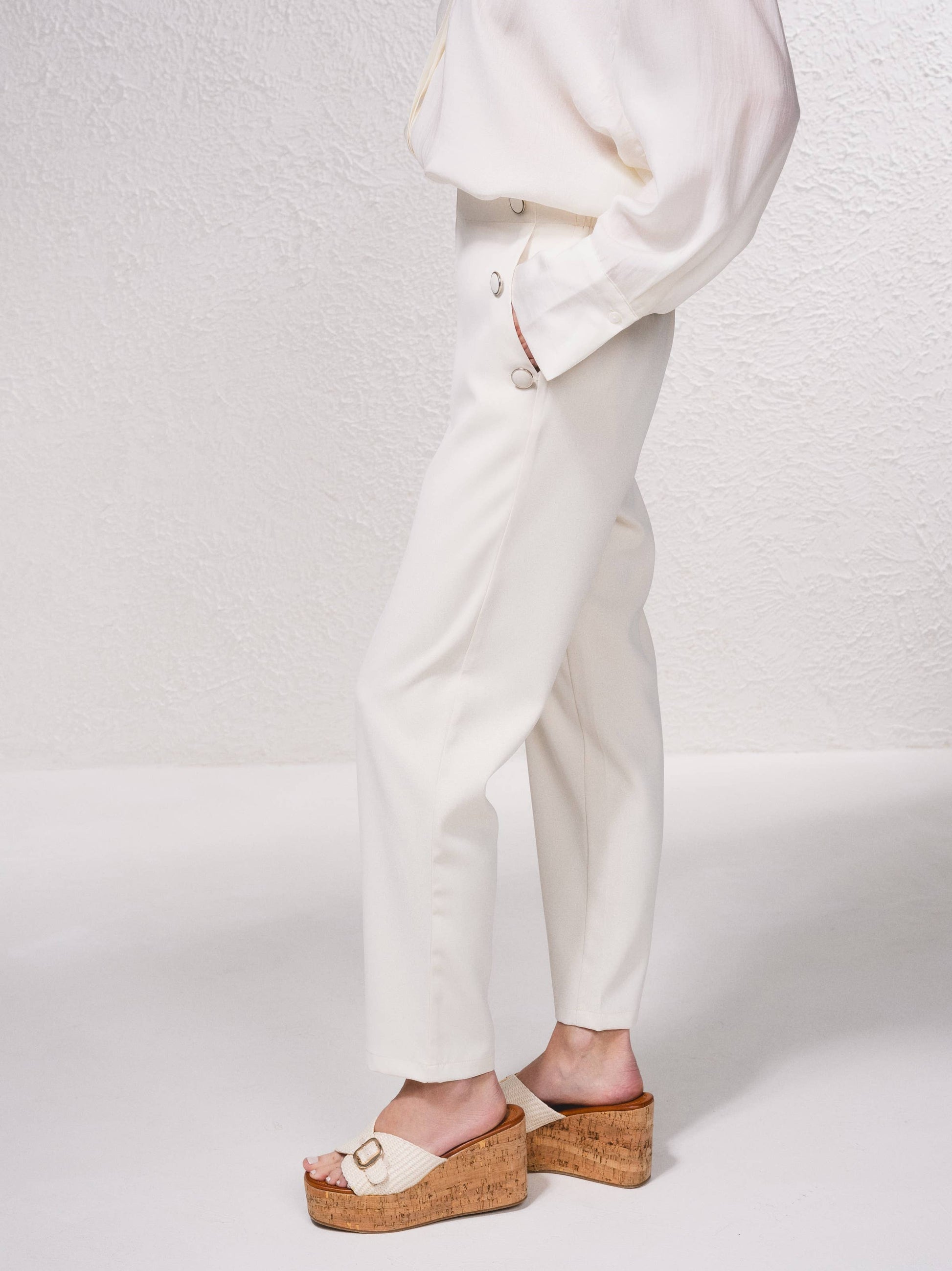 Pantaloni dritti con bottoni decorativi e vita elasticizzata