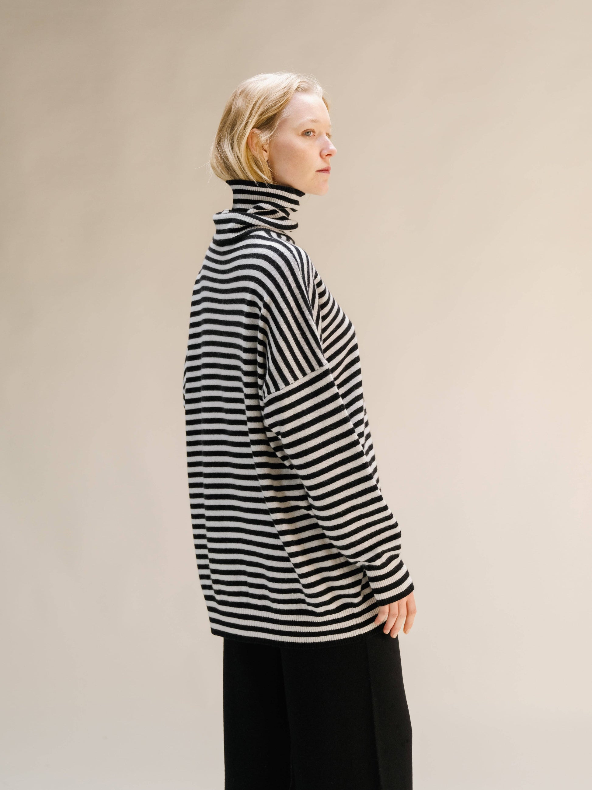 Maglione dolcevita a righe oversize in misto cashmere