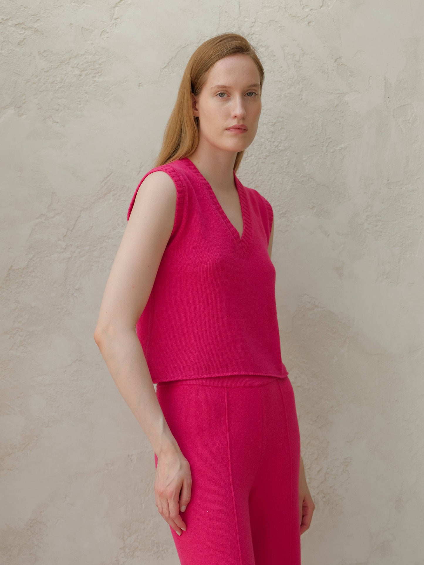 Top smanicato in misto cashmere con scollo a V