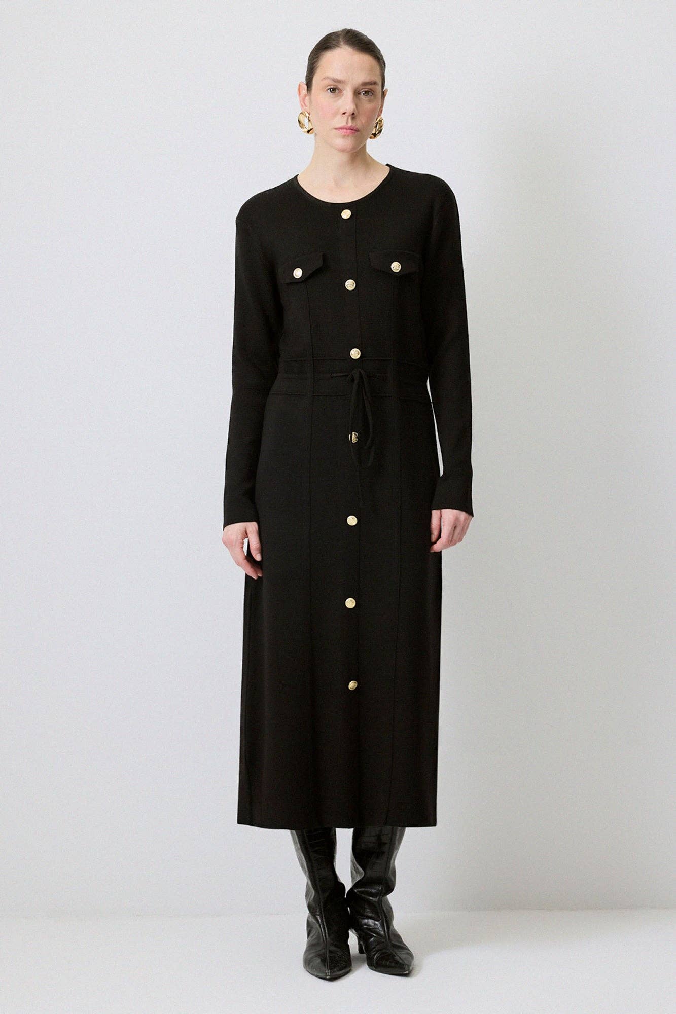 Abito in maglia nero con bottoni dorati