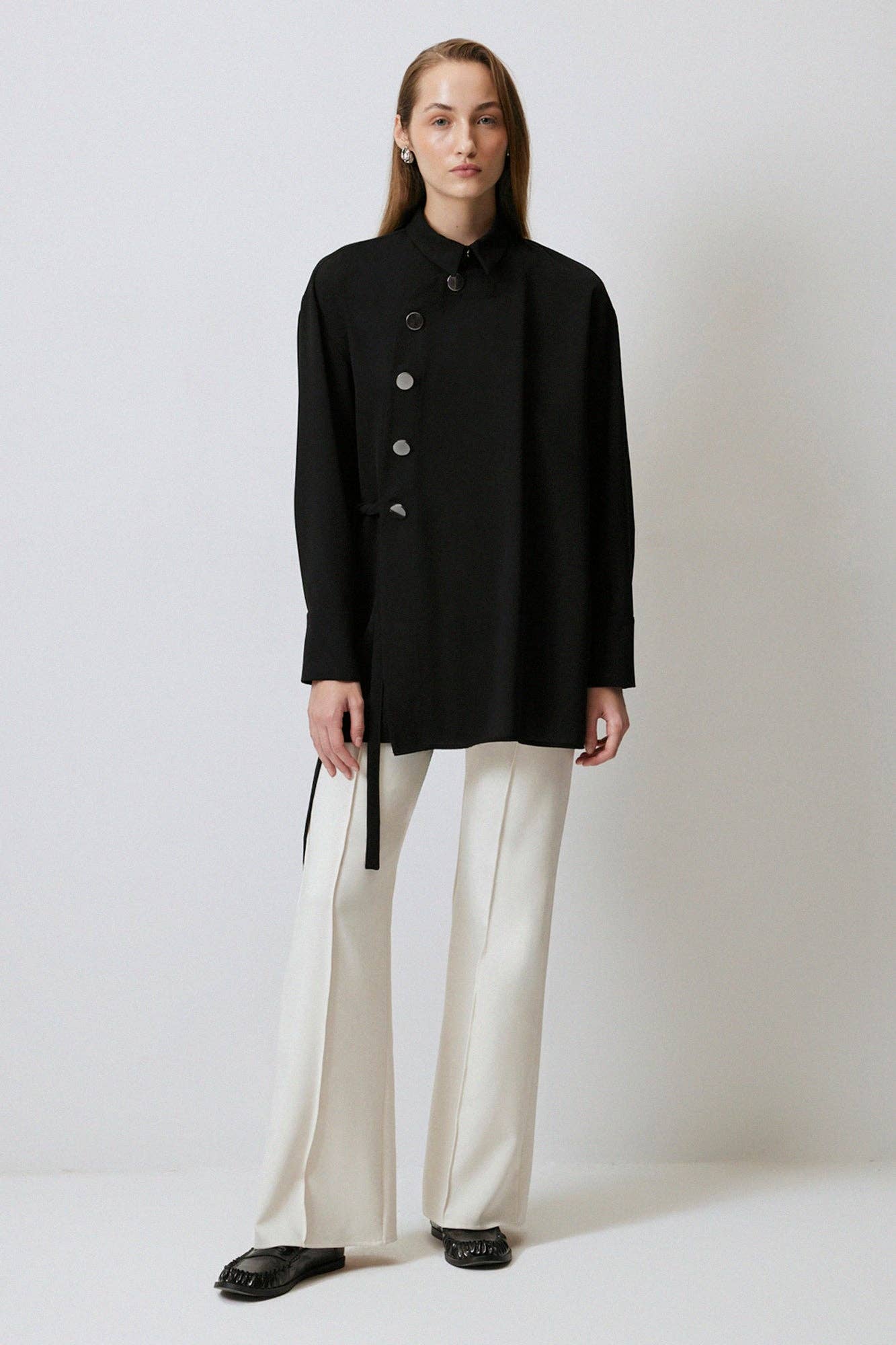 Camicia in crêpe asimmetrica con cintura