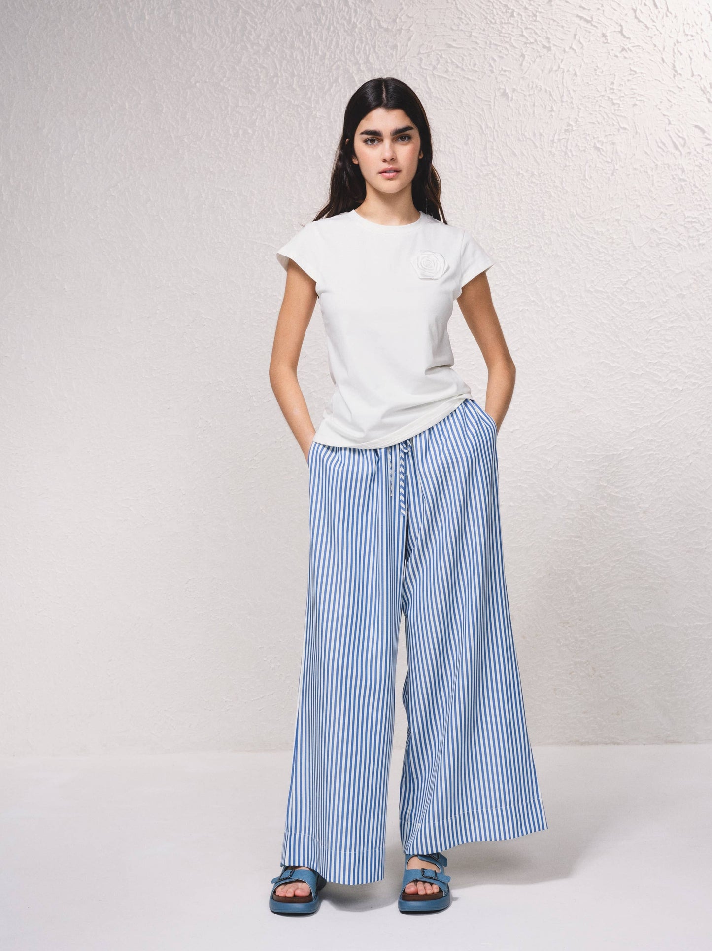T-shirt aderente con applicazione floreale