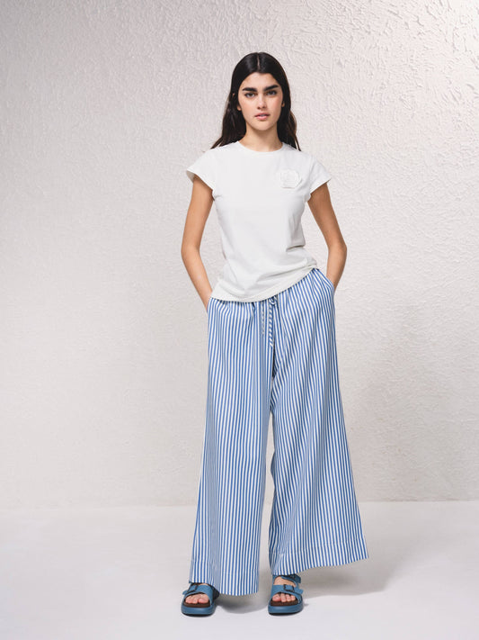 T-shirt aderente con applicazione floreale