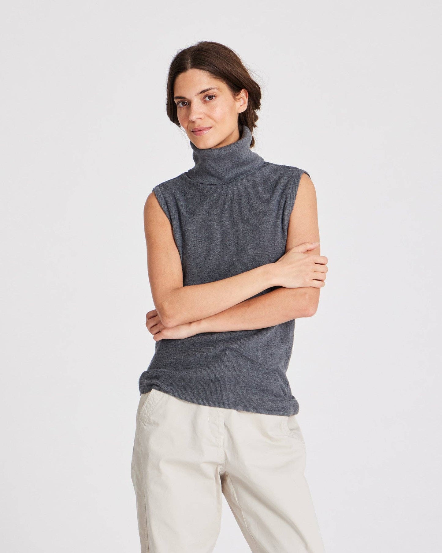 Top smanicato a collo alto in cotone biologico